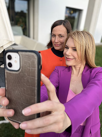 Vor dem Shooting ist nach dem Shooting: Katrin Anna Stahl, Silke Popp (&copy;Foto: Martin Schmitz)